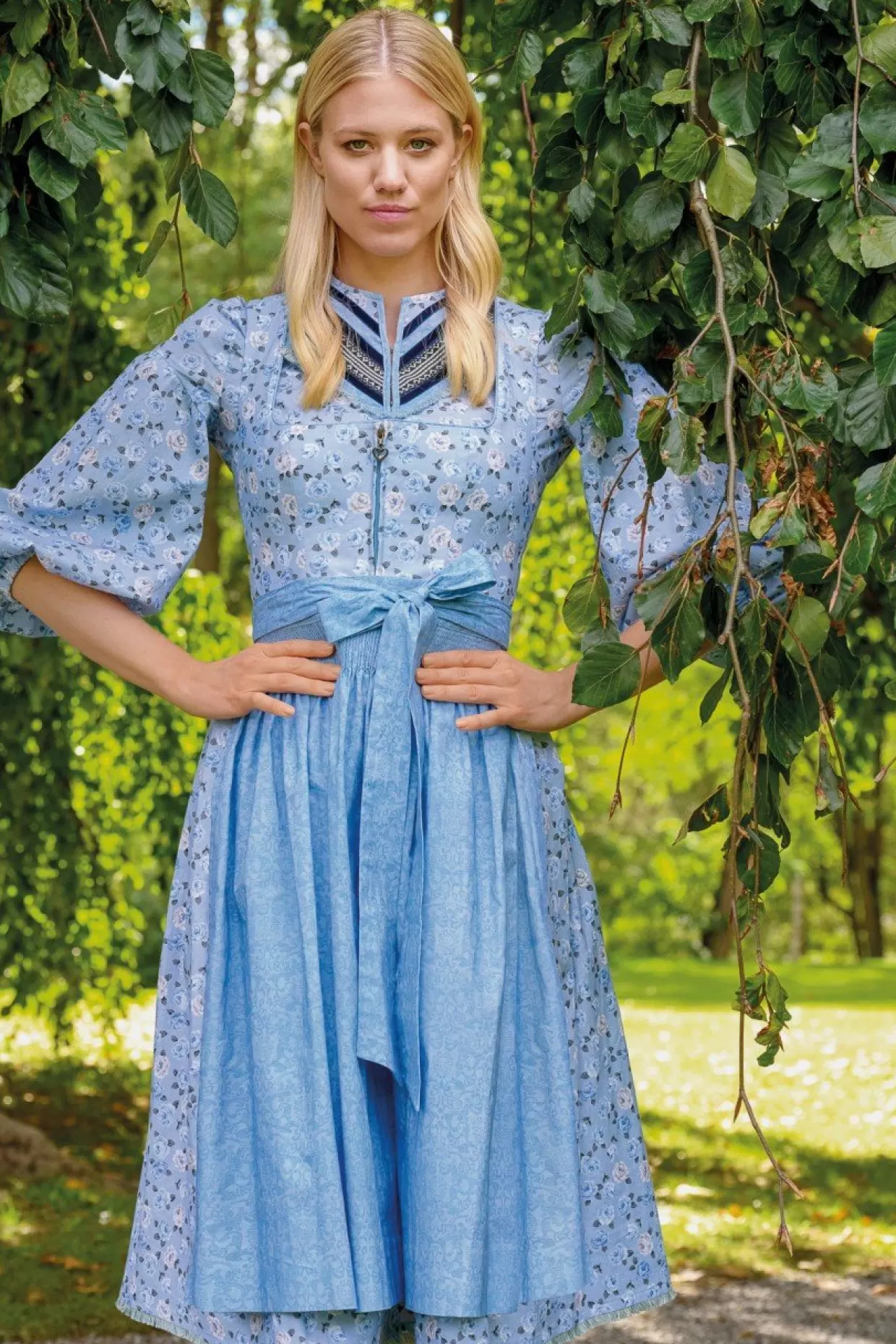 Dirndl Mit Romantischen Rosen-Druck-Sportalm Shop